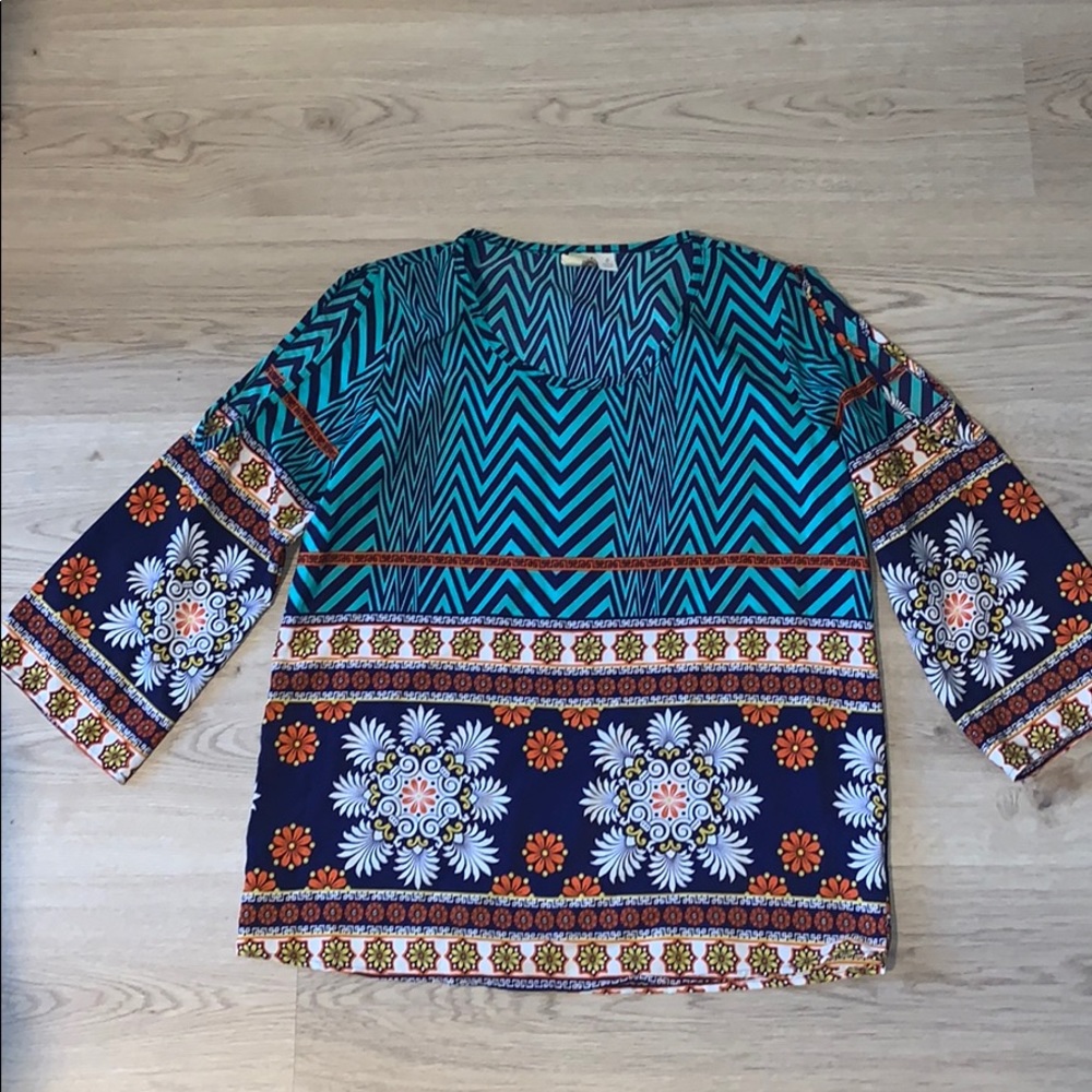 Patterned 3/4 sleeve blouse with sleeve cutouts